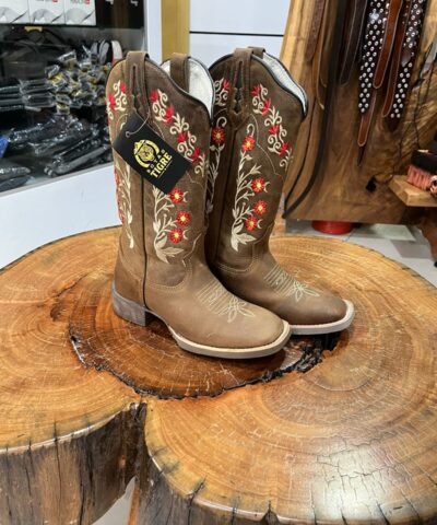Bota Texana Marrom com Flores Vermelhas