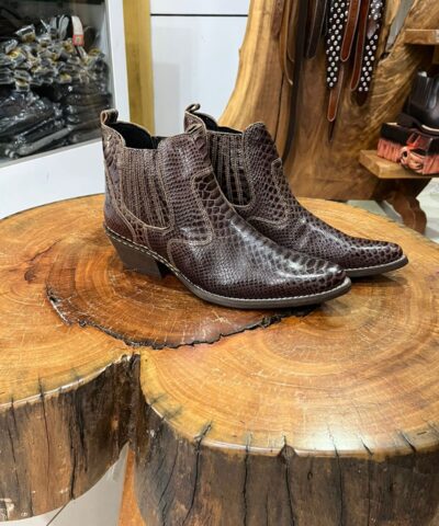 Botina Texana Curta Marrom Textura Escamas
