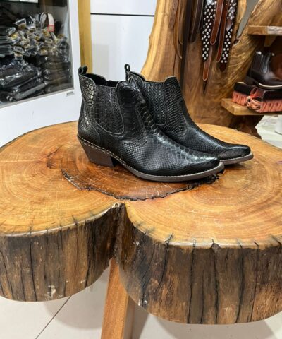 Botina Texana Curta Preta com Textura