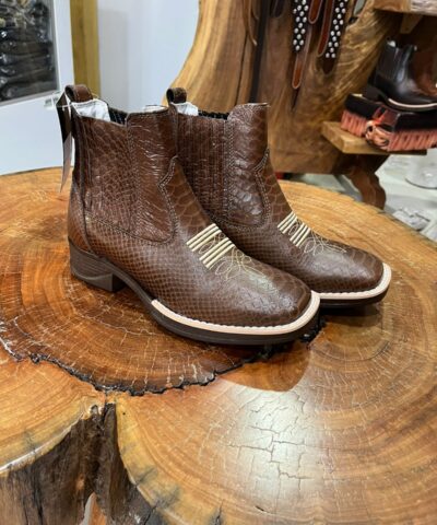 Botina Texana Marrom Escamada com Bordado