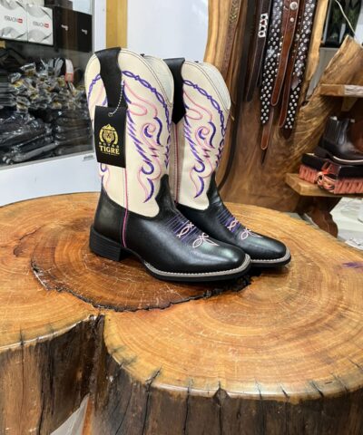 Bota Texana Feminina Preta e Off-White com Bordado Rosa e Roxo