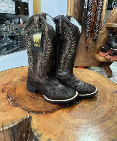 Bota Texana Feminina Marrom Café com Textura Colmeia e Strass