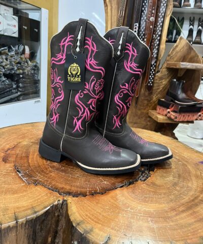 Bota Texana Feminina Marrom Café com Bordado Rosa Pink