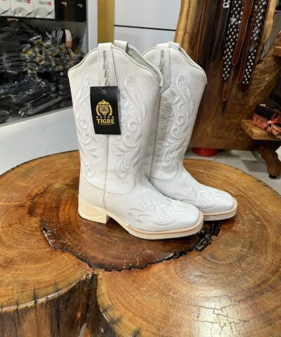 Bota Texana Feminina Branca com Bordado Relevo