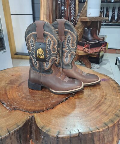 Bota Texana Marrom e Preta com Bordado Étnico Ocre
