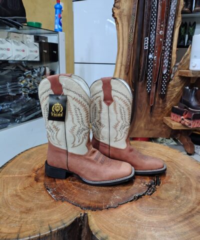 Bota Texana Bicolor Caramelo e Bege com Bordado Western