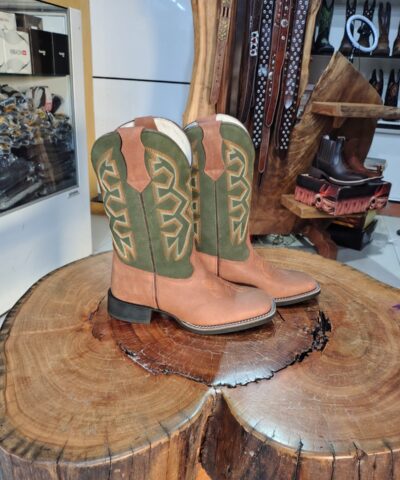 Bota Texana Masculina Caramelo e Verde Musgo com Bordado Ocre