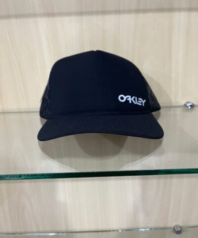 Boné Oakley Trucker Tincan Preto Logo Branco