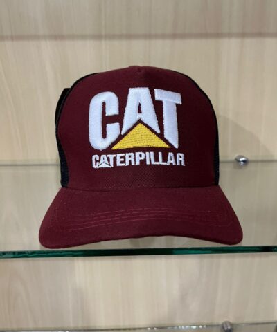 Boné Caterpillar Trucker Vinho Bordado Logo CAT Branco e Amarelo